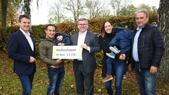  Lukas Bühler mit Ben und Mama Julia mit Sebastian (M.) danken LAbg. Franz Linsbauer, Landesrat Ludwig Schleritzko und Bürgermeister Hans Glück (v.l.).  | Foto: Herbert Gschweidl