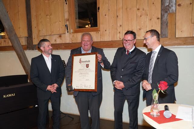 Ehrenzeichenverleihung an Gerfried Breuss. | Foto: Reichel