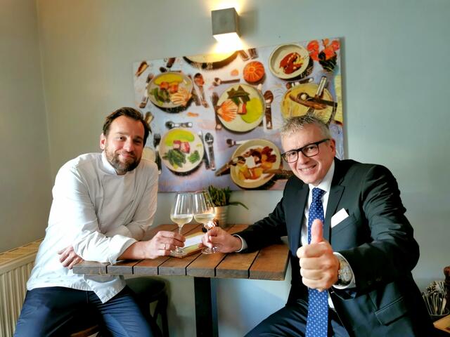 Johannes Ley und Restauranttester August Teufl stoßen auf ein teuflisch gutes Menü im Allerley in Bad Vöslau an.