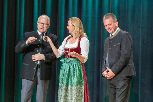 Landesrat Johann Seitinger und Landwirtschaftskammerpräsident Franz Titschenbacher zollten der 120jährigen Geschichte Tribut. | Foto: Ennstal Milch