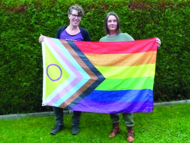 Birgit Hofstätter (li.), Sabine Weninger-Bodlak (re.) wollen mit "Salzkammerqueer" eine Community für queere Personen schaffen.
 
 | Foto: Gerd Weninger-Bodlak
