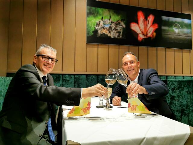 Restauranttester August Teufl stößt mit Jürgen Schuster im Stadthotel in Raabs/Thaya auf den kulinarischen Besuch an.