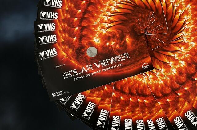 Kostenlose Schutzbrillen – die sogenannten "Solar Viewer" – sind am 25. Oktober in allen Standorten der VHS Wien erhältlich | Foto: Planetarium Wien