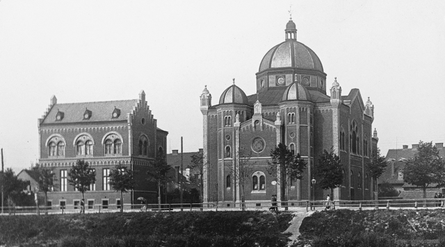 Der Frage, wie das jüdische Leben Graz geprägt hat und was es bedeutet Jude in der steirischen Hauptstadt zu sein, geht das GrazMuseum in seiner großen Herbstausstellung nach. Am Foto: Synagoge mit Schule am Grieskai um 1900. | Foto: Stadtarchiv Graz