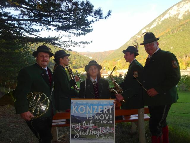 Kapellmeister Alexander Rath (r.), Viktoria, Paul und  Fabian sowie Obmann Herwig Schnitzler (l.). | Foto: TK Sieding