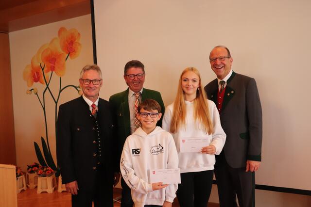 Mit den Geschwistern Hannah und Paul Gogg kommt die Nachwuchshoffnung im Tanzsport aus St. Bartholomä.  | Foto: Edith Ertl