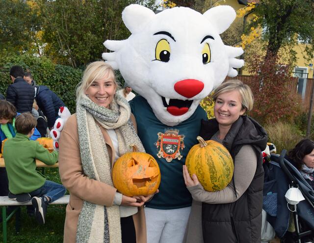 Stephanie Seda (links) und Nina Mrazek vom Citymanagement mit Maskottchen Mödzi beim Kürbisschnitzen am Fliegenspitz. | Foto: Bernhard Garaus