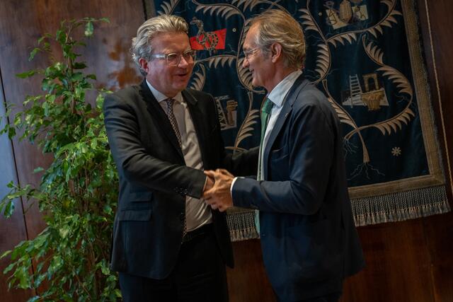 Abschied und Bekenntnis zu weiterer Zusammenarbeit: LH Christopher Drexler und Vizerektor Giuseppe Ciccerone | Foto: STG/Streibl