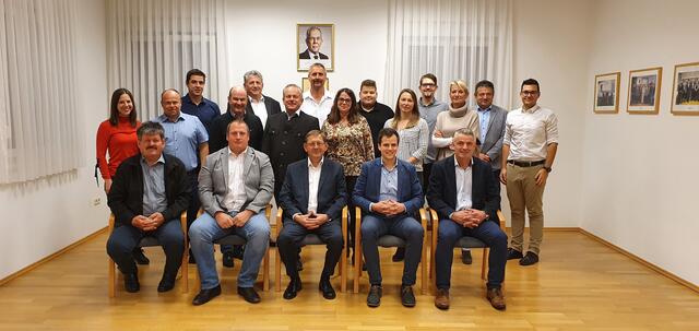 Der neue Gemeinderat in Weiden bei Rechnitz: Bgm. Anton Szmolyan (ÖVP / vorne Mitte), Vizebgm. Nico Ott (SPÖ / vorne, 2.v.r.) | Foto: Gemeinde Weiden bei Rechnitz