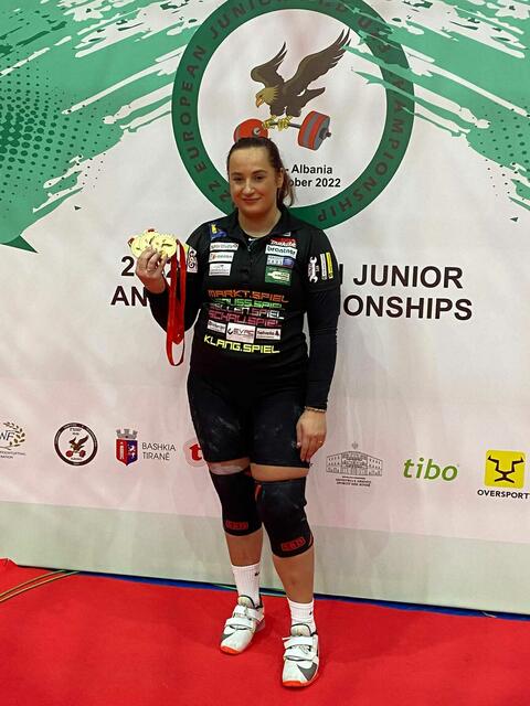 Sarah Fischer mit ihren drei Goldmedaillen von der U23 EM in Durres.

Foto: Isaac Morillas