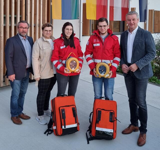 Anna Paugger und Andre Krammer (Mitte) übernahmen die Geräte von Vizebürgermeister Fritz Ballmüller, Gemeinderätin Sonja Krammer und Bürgermeister Wolfgang Eder (von links). | Foto: Gemeinde Burgauberg-Neudauberg