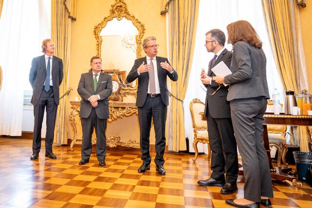 Im Gespräch mit Pierluigi Sanna (r.), dem Vizebürgermeister der Metropolitanregion Rom: Botschafter Jan Kickert, Europalandesrat Werner Amon und Landeshauptmann Christopher Drexler (v.l.) | Foto: STG/Streibl