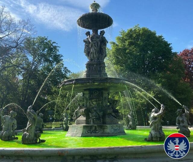 Das Wasser im Stadtparkbrunnen hat sich grüngelb verfärbt – ein Foto aus dem Archiv, als im Mai 2021 schon sechs Brunnen in Graz verfärbt wurden. | Foto: Polizei Graz