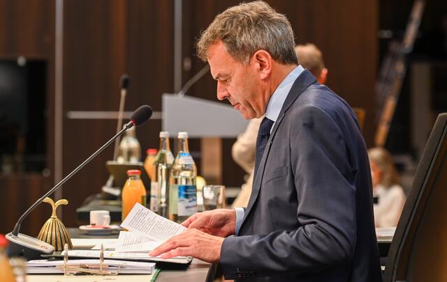 Lange Gemeinderatssitzung mit vielen Tagesordnungspunkten, Bgm. Willi stand vor Herausforderungen. | Foto: zeitungsfoto.at