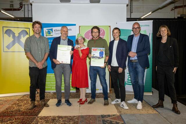 Martin Stolz (Tiroler Raiffeisenbanken), Johannes Seichter (Stadtgemeinde Kufstein), Clownin, David Mittelholz (Klimabündnis Tirol), Michael Bürger (Land Tirol), Norbert Adlassnigg (Tiroler Tageszeitung) und Simone Profus (Klimabündnis Tirol) (v.l.). 
 | Foto: Florian Lechner