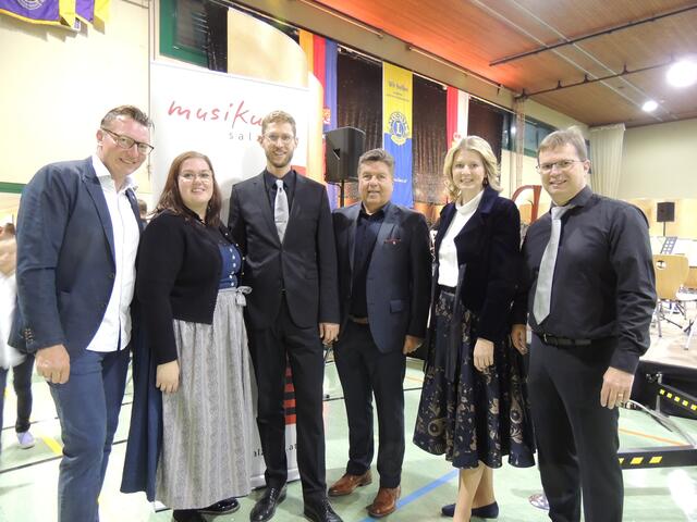 Lionsclub-Präsident Andreas Schreyer, Nationalratsabgeordnete Carina Reiter, Dirigent Martin Fuchsberger, ehemaliger Landesrat Hans Mayr, Landtagsabgeordnete Elisabeth Huber und Orchester-Manager Klaus Vinatzer. (von links nach rechts) | Foto: Hans Mayr