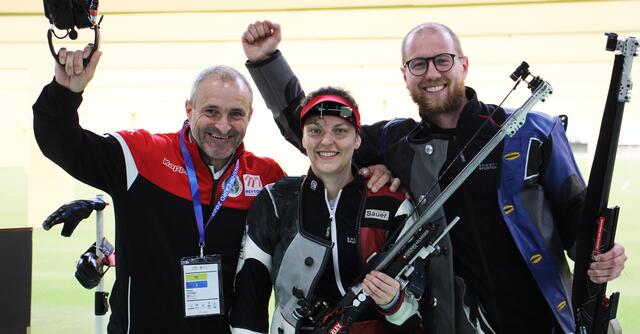 v.l.n.r.: Trainer Klaus Gstinig, Olivia Hofmann und Bernhard Pickl | Foto: ÖSB