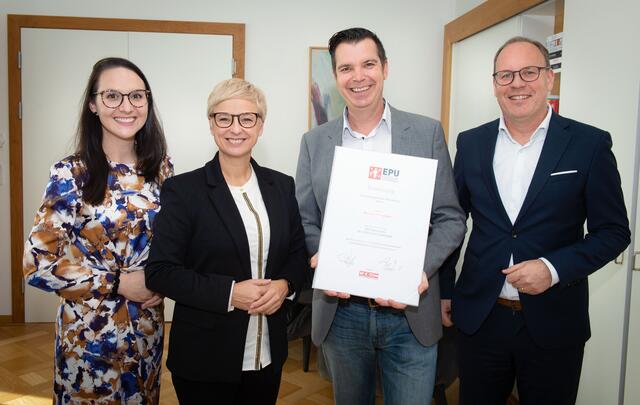 Von links: Sarah Radinger, Leiterin des WKOÖ-Zielgruppenmanagements EPU, WKOÖ-Präsidentin Doris Hummer, Michael Stingeder, WKOÖ-Dir.-Stv. Fritz Dallamaßl. | Foto: Röbl