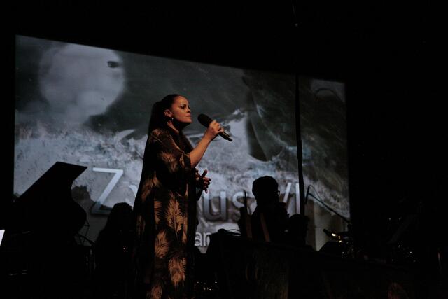Kathrin Wagners Song "Regenbogenträume" setzte am Ende der Aufführung ein wirkungsvolles Zeichen der Hoffnung. 