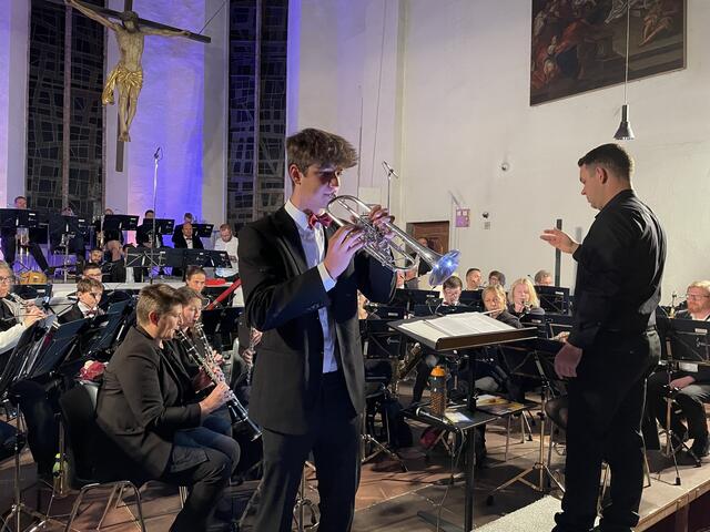 Christian Leonfellner, einer von 13 Trompeter der Stadtkapelle, überzeugte als Solist beim Haydn-Konzert. | Foto: Staudinger