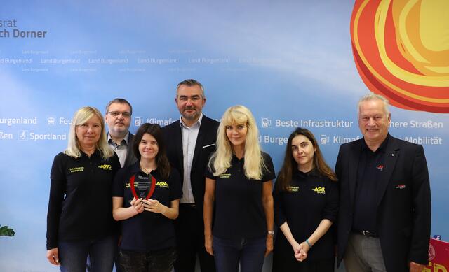 Besuch einer Delegation des SV ASVÖ Pamhagen im Landhaus Eisenstadt: (v.l.n.r.) Elena Boric, Christian Fleischhacker (Manager der Bundesligateams des SV ASVÖ Pamhagen), Yuliia Osmak, Landesrat Mag. Heinrich Dorner, Renata Kosc, Ana Matnadze, Ing. Robert Zsifkovits (Präsident ASVÖ Burgenland) | Foto: LMS Burgenland