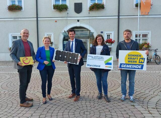 Leopold Schwarz (eNu), Regina Engelbrecht (eNu), Bürgermeister René Lobner, Rafaela Waxmann (Region Marchfeld), Stadtrat Mathias Bratengeyer   | Foto: Stadtgemeinde Gänserndorf