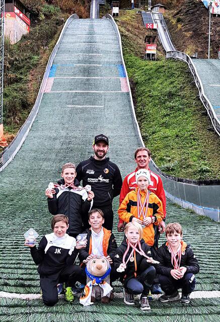 Ramingsteins Sprungteam mit seiner Ausbeute beim dritten und letzten Sommerbewerb des Raiffeisen-Landescups dieser Sprungsaison 2022. | Foto: Mag. Cornelia Kettele