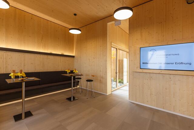 Im Inneren dominiert Holz die Räumlichkeiten der Feuer bestattung Danubia. | Foto: Feuerbestattung Danubia