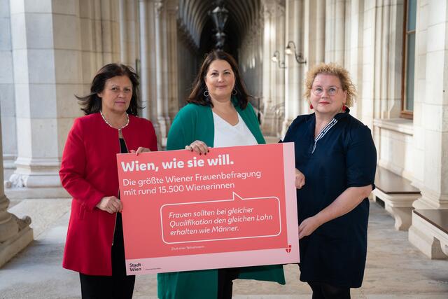 "Frauen fordern gleichen Lohn. Als Leistungsträgerinnen unserer Gesellschaft verdienen sie mehr!“, so Arbeiterkammer-Präsidentin Renate Anderl, Vizebürgermeisterin und Frauenstadträtin Kathrin Gaál und ÖGB-Frauenvorsitzende Korinna Schumann (von links) | Foto: PID/David Bohmann