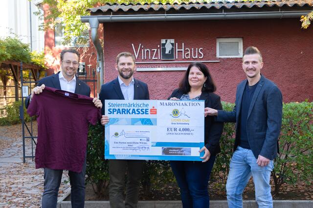 4.000 Euro für Obdachlose im VinziNest: Stephan Plankensteiner, Josef Landschützer, stv. VinziWerke-Koordinatorin Nicola Baloch und Philip Fürstaller (Woche Graz).  | Foto: Konstantinov