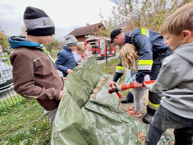 Im Zuge des Eröffnungsfestes hatten die Kinder die Möglichkeit, bei Experimentierstationen selbst Hand anzulegen. | Foto: Klar! Ennstal