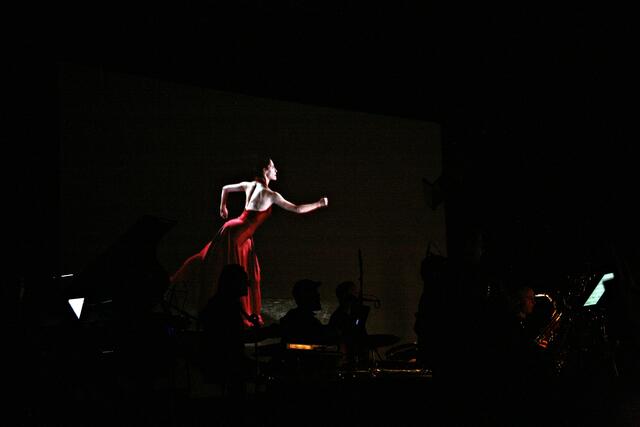 In weiten Passagen verbindet sich der Ausdruckstanz von Marie Stockhausen mit Erzählung und Musik. 