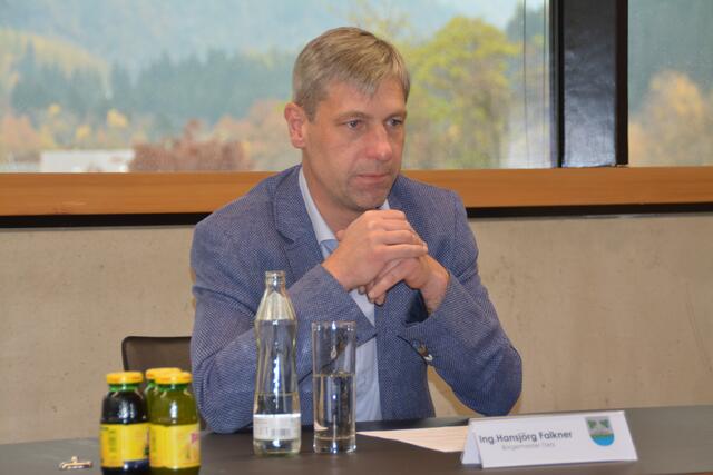 Dorfchef Hansjörg Falkner im Kreuzfeuer der Kritik. | Foto: Archiv