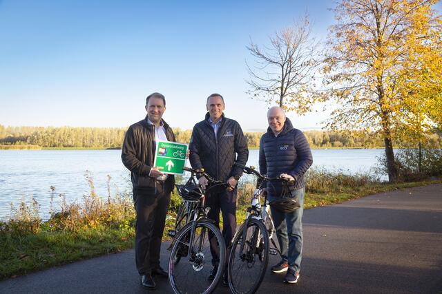 Bernhard Schröder (Geschäftsführer der Donau Niederösterreich Tourismus GmbH), Landesrat Jochen Danninger (Wirtschafts- und Tourismuslandesrat) und Helmut Miernicki (Geschäftsführer der niederösterreichischen Wirtschaftsagentur ecoplus) präsentieren die neue Beschilderung am Donauradweg. | Foto: Donau Niederösterreich Tourismus / Barbara Elser