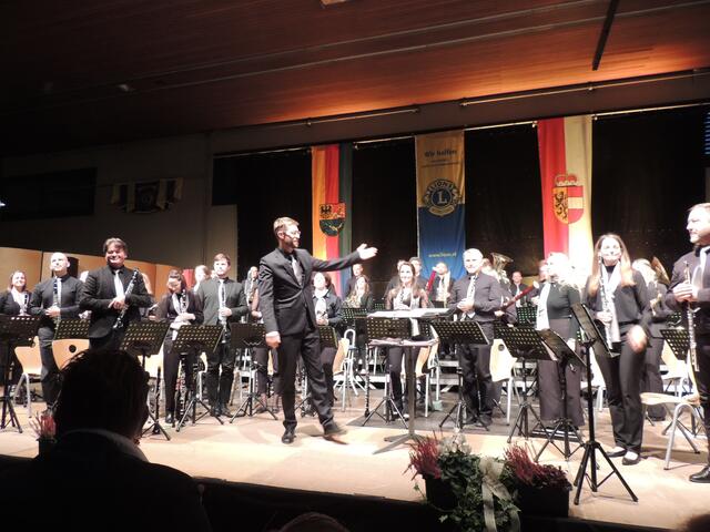 Martin Fuchsberger (Mitte) dirigierte das symphonische Blasorchester in der Wielandnerhalle. | Foto: Hans Mayr