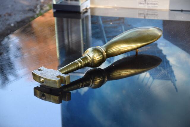 Ein "Diamant" aus Messing, ein Glasschneider, ziert das Grab von Wolfgang Bartosch. | Foto: Sandra Schütz