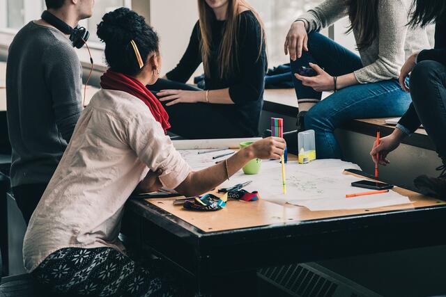 Frauen verdienen im Durchschnitt 2022 um 9.430 Euro pro Jahr weniger als Männer. | Foto: StockSnap