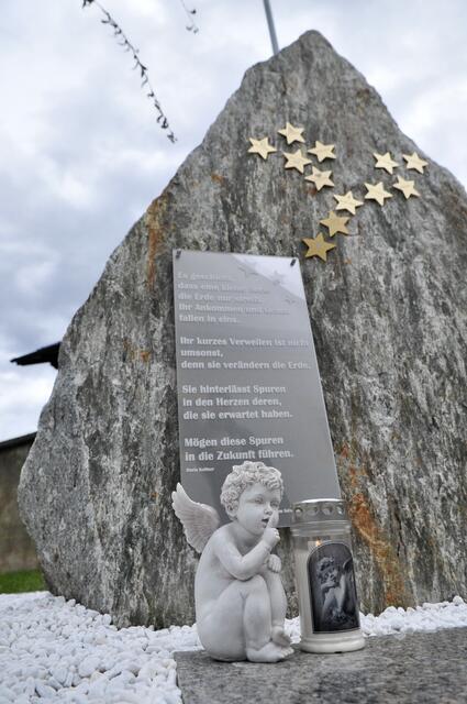 Auf dem Stein befindet sich eine Spruchtafel sowie ein kleiner Stern für jedes Sternenkind. | Foto: Hassl