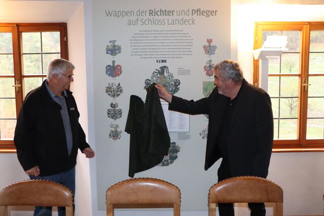 Feierliche Enthüllung der aktualisierten Namenstafel im Gerichtszimmer auf Schloss Landeck. | Foto: Othmar Kolp