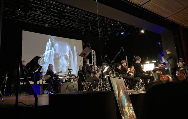 Für Harry Triendls Projekt füllten die Bühne MusikerInnen des Orchester der Akademie St. Blasius, TEMN – Tiroler Ensemble für Neue Musik und das kunst4life-Ensemble. Dirigent des 26-köpfigen Orchesters fungierte der aus Imst stammende Michael Köck, mit Mirko Schuler am Schlagwerk war ein weiterer Imster musikalisch vertreten.