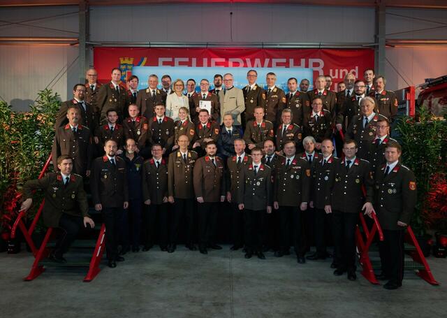 Geehrte Feuerwehrkameradinnen und –Kameraden aus dem Bezirk St. Pölten mit Landesfeuerwehrkommandant Dietmar Fahrafellner, Landeshauptfrau Johanna Mikl-Leitner und LH-Stellvertreter Stephan Pernkopf. | Foto: NLK Pfeiffer