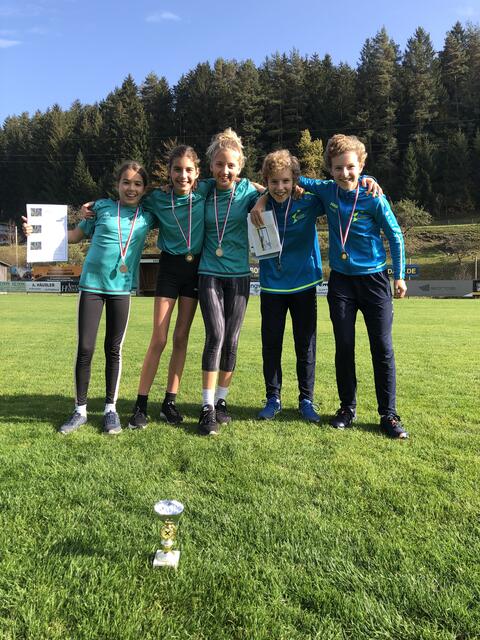 Luisa Knoglinger, Emily Wiesner, Emma Sammereyer, Franziska Huber und Rosa Huber starten bei den Bundesmeisterschaften. | Foto: Gymnasium Ried