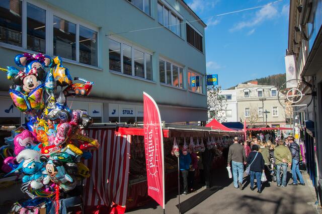 Auch das ist Messe: Flanieren durch die Gassen von Mürzzuschlag mit verschiedensten Verkaufsständen. | Foto: Baumann