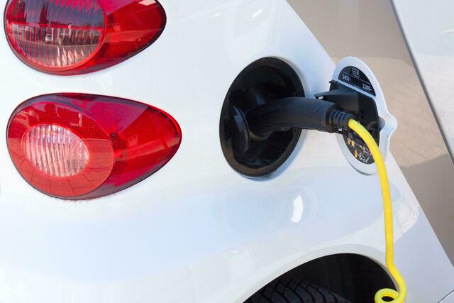 Ab 2035 sollen nur noch E-Autos neu zugelassen werden – eine Hintertüre gibt es für Verbrenner mit E-Fuels. | Foto: Pixabay/stux