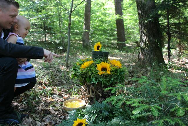 Vater und Tochter bei einer Baumbestattung im "Wald der Ewigkeit" in Klein-Engersdorf. | Foto: Marlies Zadrobilek