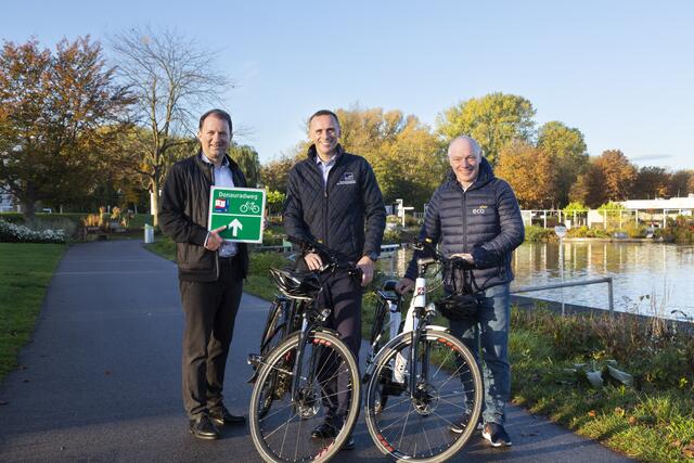 Bernhard Schröder (Geschäftsführer der Donau Niederösterreich Tourismus GmbH), Landesrat Jochen Danninger (Wirtschafts- und Tourismuslandesrat) und Helmut Miernicki (Geschäftsführer der niederösterreichischen Wirtschaftsagentur ecoplus) präsentieren die neue Beschilderung am Donauradweg. | Foto: Donau Niederösterreich Tourismus / Barbara Elser