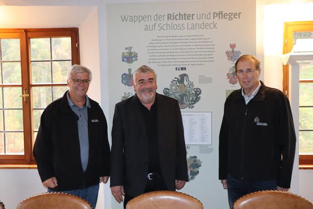 Gerichtsvorsteher Bruno Schönherr mit Christian Rudig (li.), Obmann des Bezirksmuseumsvereins, und Nikolaus Köll (Obmann Stv., re.) vor der Namenstafel auf Schloss Landeck. | Foto: Othmar Kolp