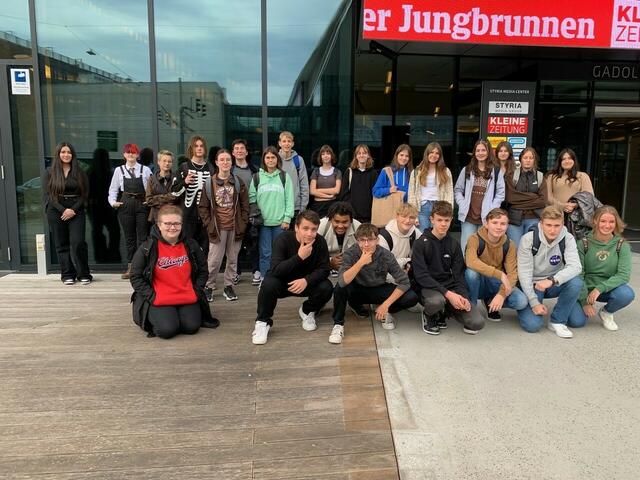 Die Schülerinnen und Schüler der fünften BORG-Klasse waren zu Besuch bei Antenne Steiermark. | Foto: Astrid Mellak