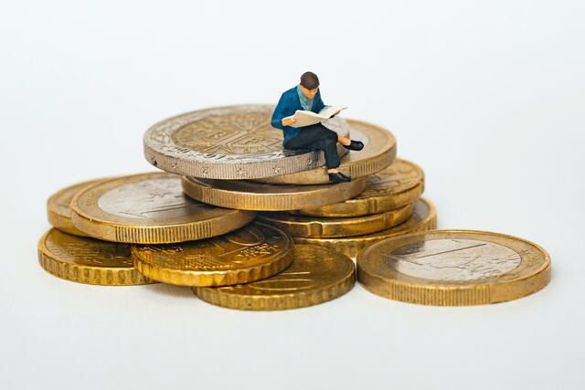 Was machen, wenn Geld übrig bleibt? Anlässlich des Weltspartages erklärt ein Finanzexperte, was Sparwillige derzeit beachten müssen und welche alternativen Anlageformen es gibt. | Foto: Unsplash/Mathieu Stern