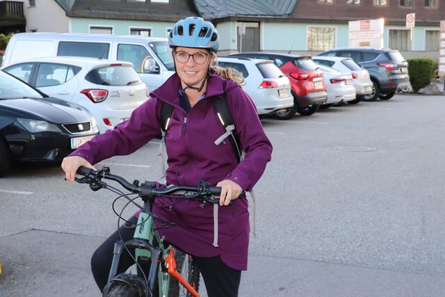 Sandra Zeller aus Wernstein fährt mit dem Fahrrad fast ausschließlich zur Arbeit nach Schärding. Sie findet die neue Novelle gut. | Foto: Kunde